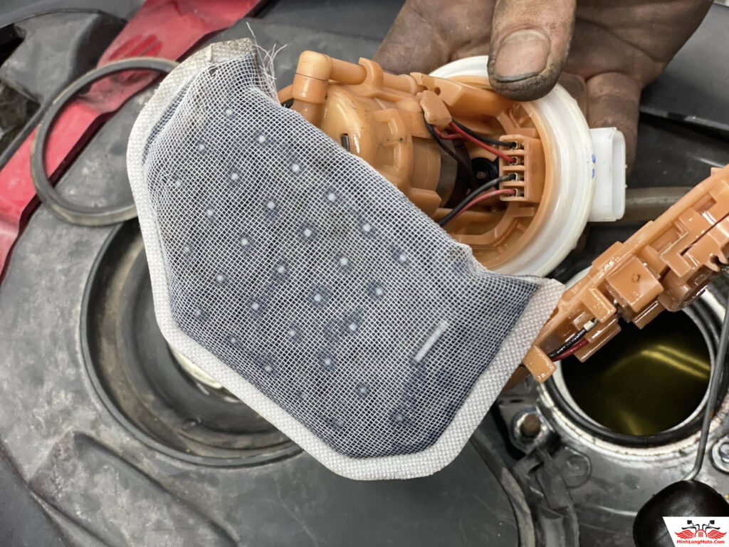 Thay lọc xăng khi đổ E10