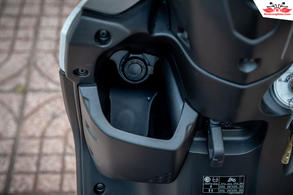 Cổng sạc tiện ích của Yamaha Gear 125