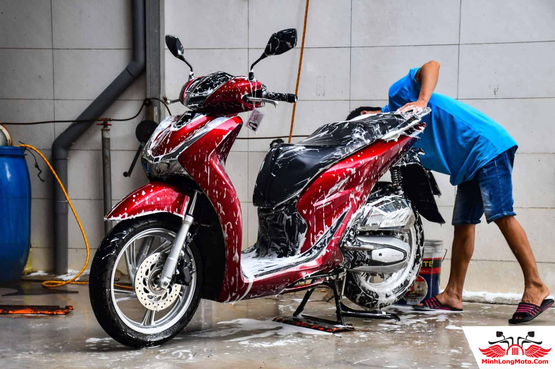 Rửa xe máy ngày nắng