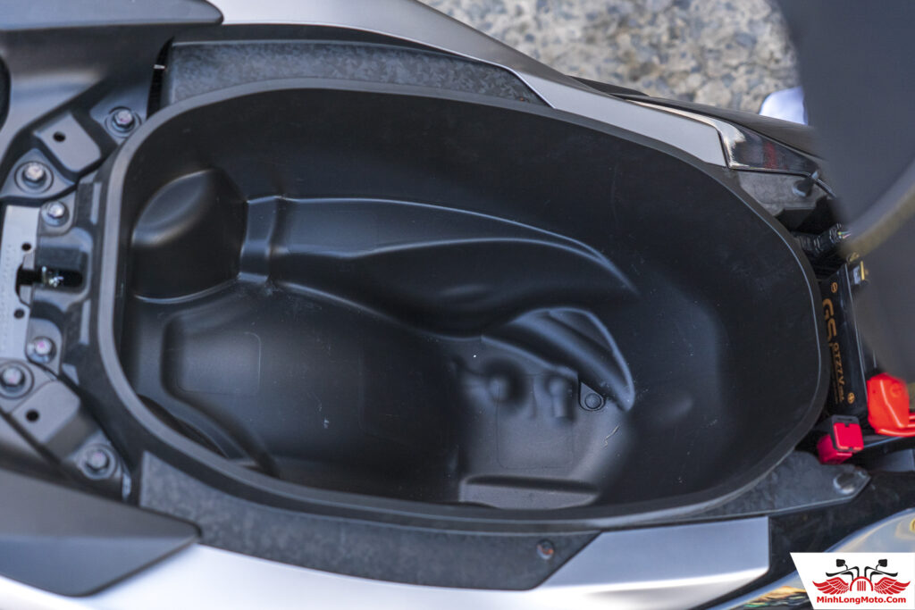 Yamaha NMAX 155 cốp xe