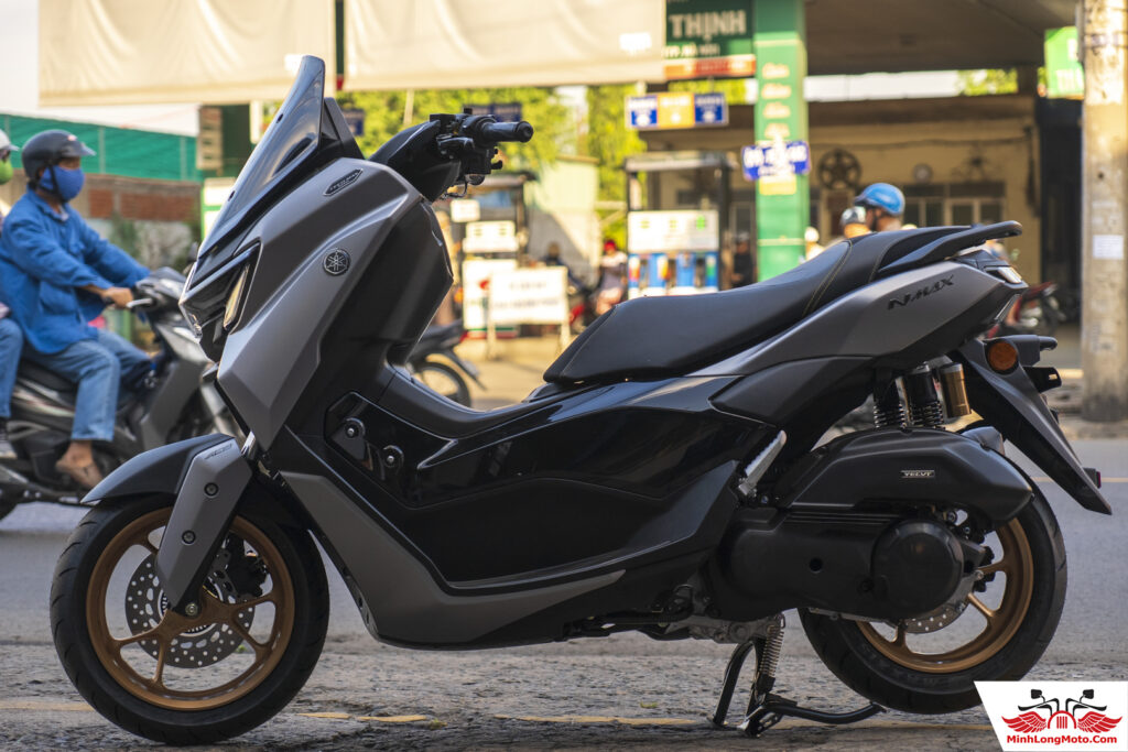 Yamaha NMAX 155 tư thế lái