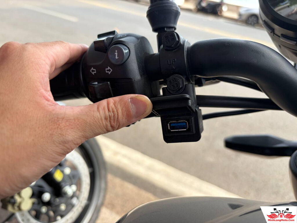 Cổng sạc TVS Ronin 225