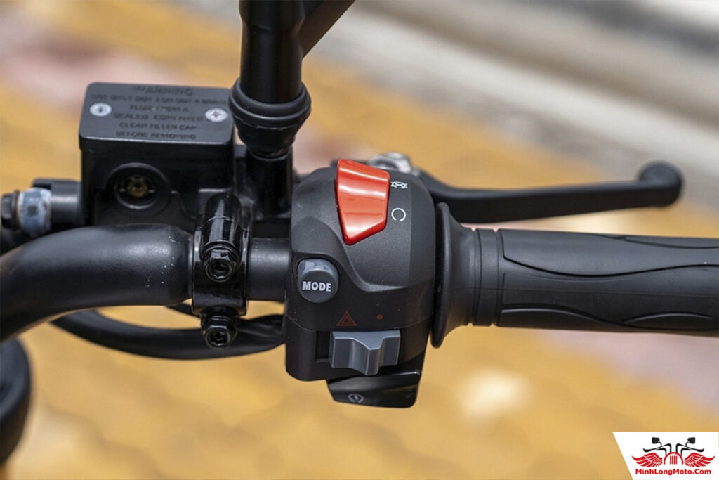Cùm phải TVS Ronin 225