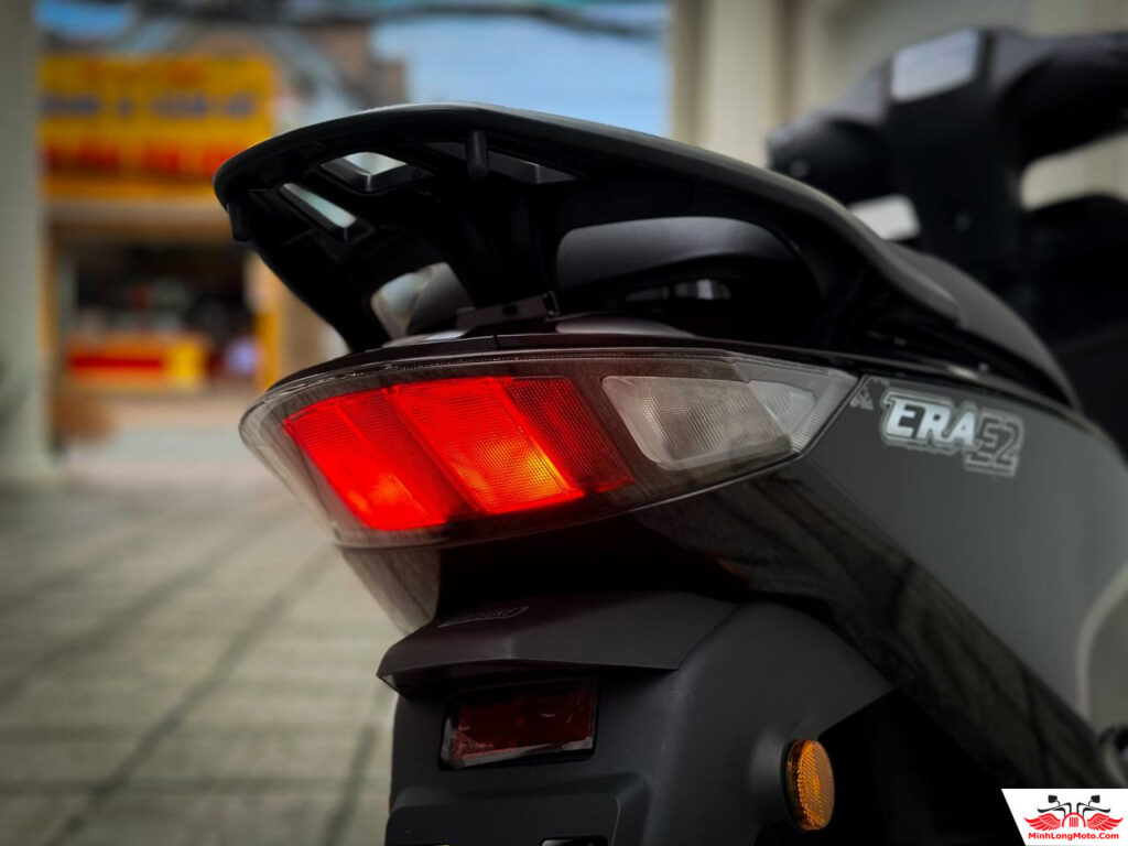 Dat Bike Era E2: Xe máy điện giá "bình dân", 200km/sạc 6 Đèn hậu Dat Bike Era E2