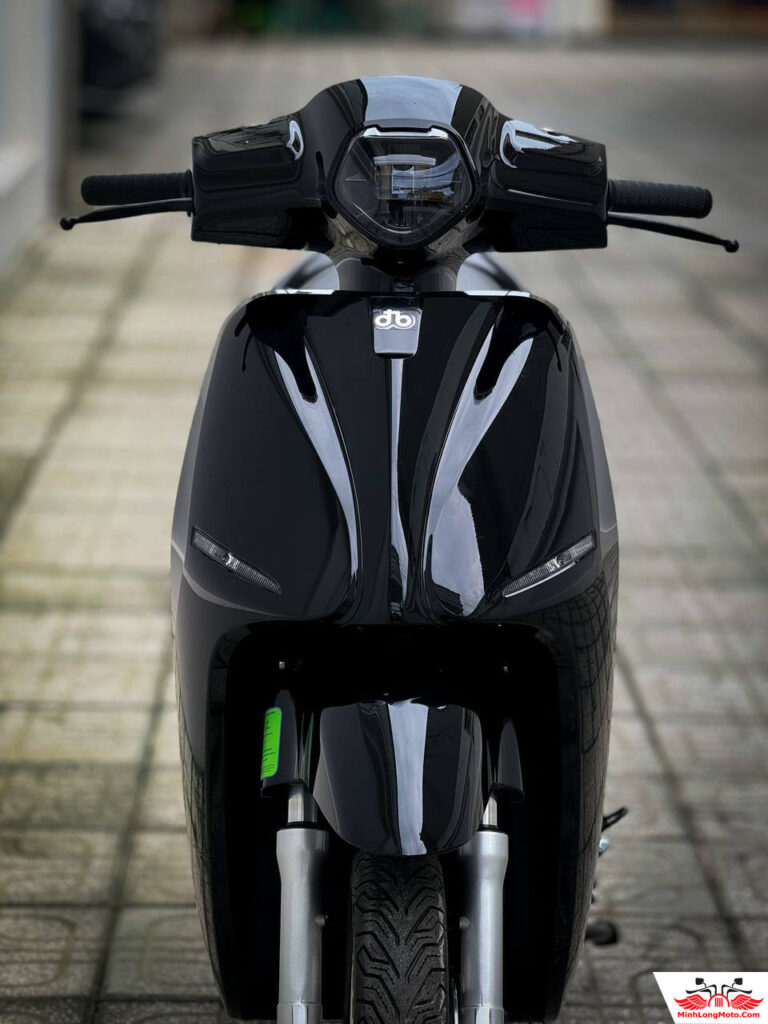 Dat Bike Era E2: Xe máy điện giá "bình dân", 200km/sạc 5 Đèn pha xe điện Dat Bike Era E2