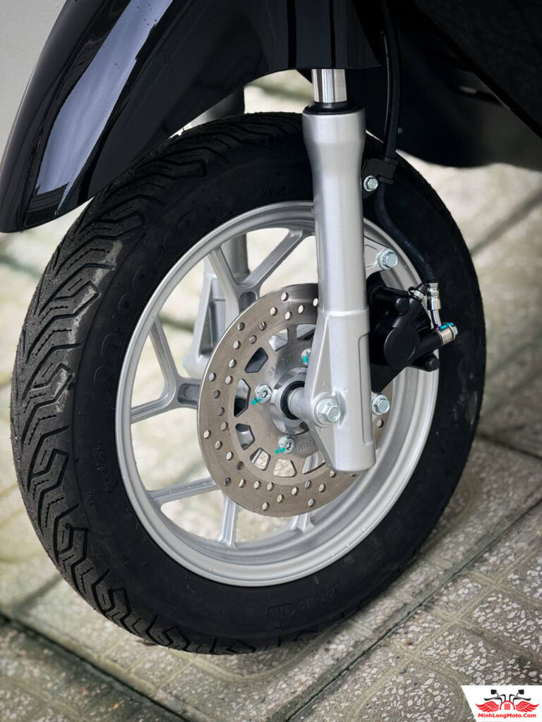 Dat Bike Era E2: Xe máy điện giá "bình dân", 200km/sạc 11 Lốp xe Dat Bike Era E2