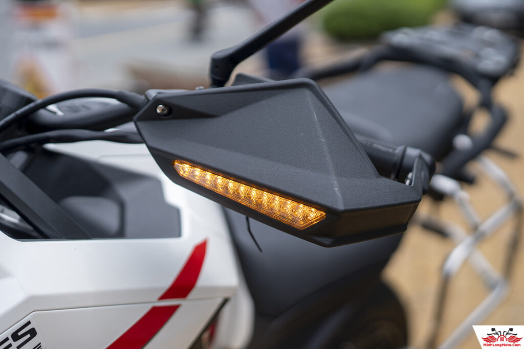 Tay lái sưởi Zontes 703F