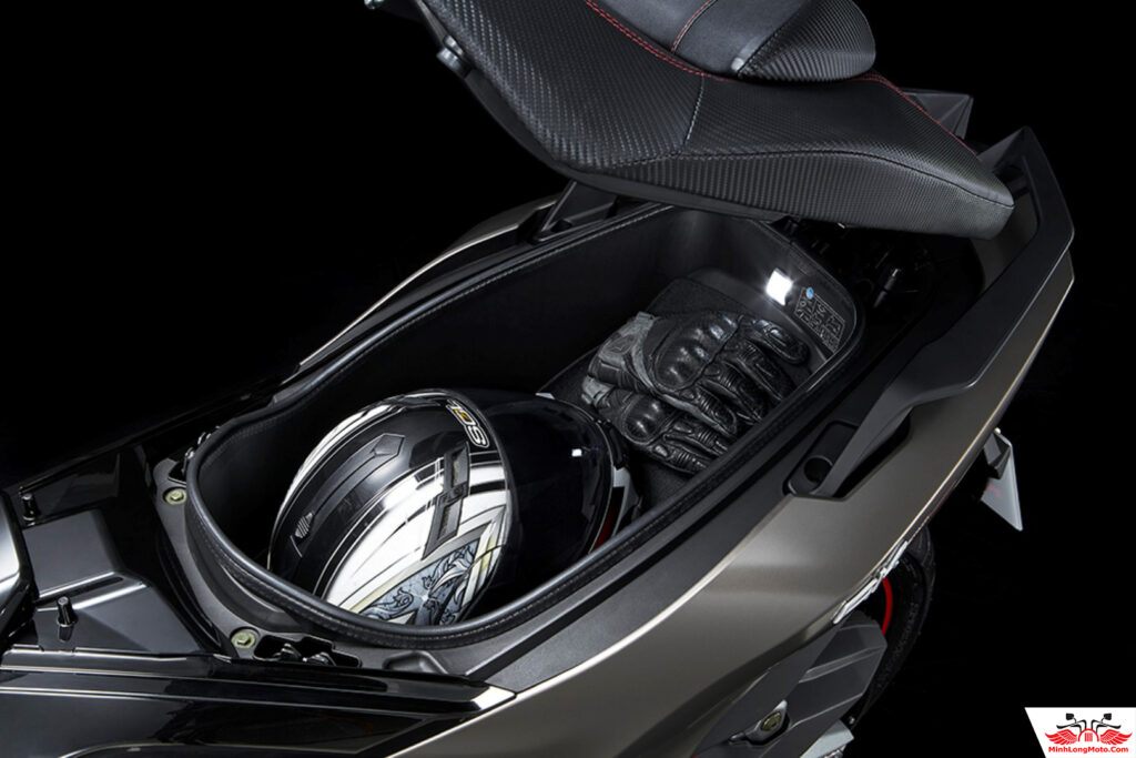 Cốp xe Kymco AK550