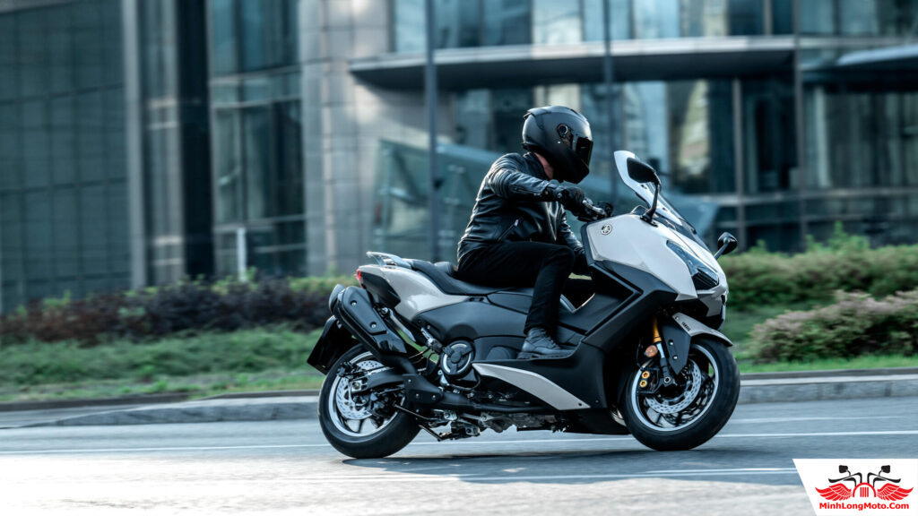 Sàn để chân TMAX Tech MAX 560