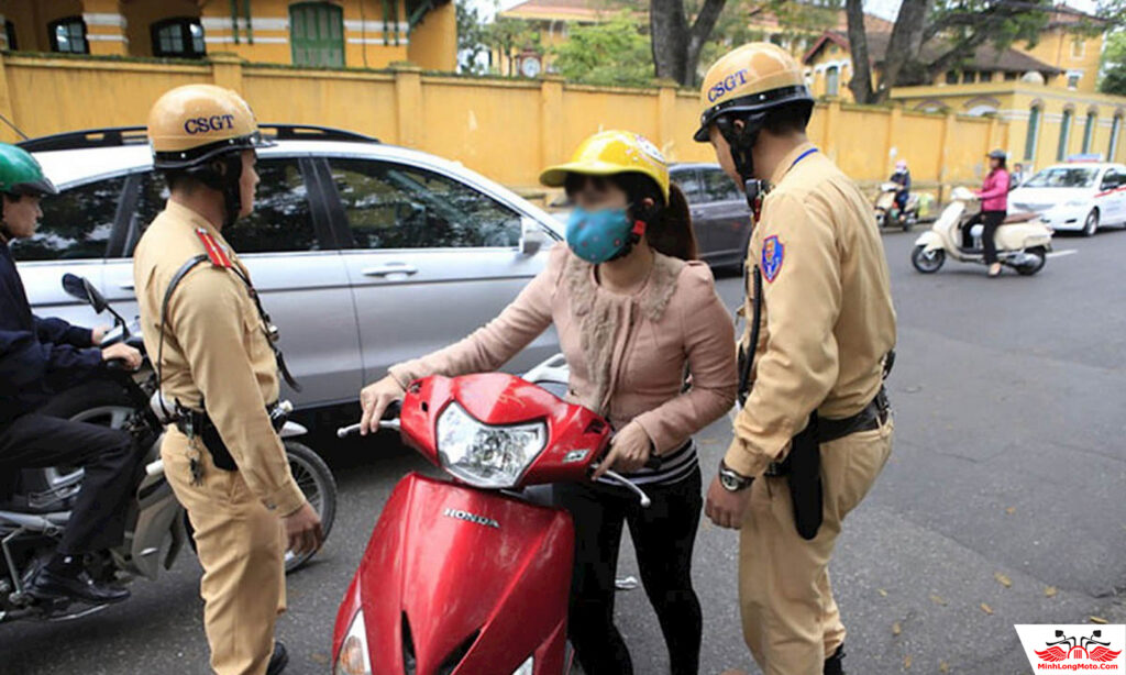 Phạt gương chiếu hậu xe máy