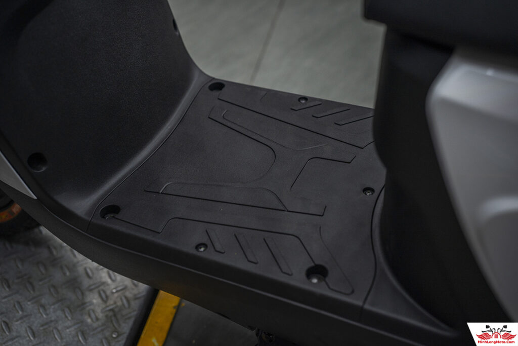 Sàn để chân rộng rãi xe ZGoo