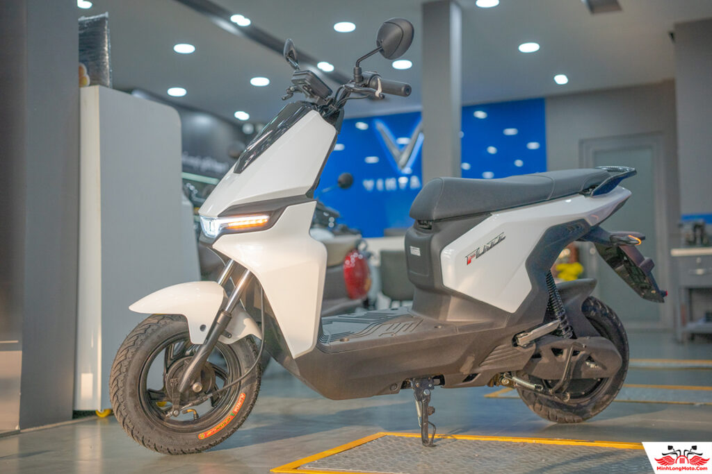 Sàn để chân VinFast Flazz