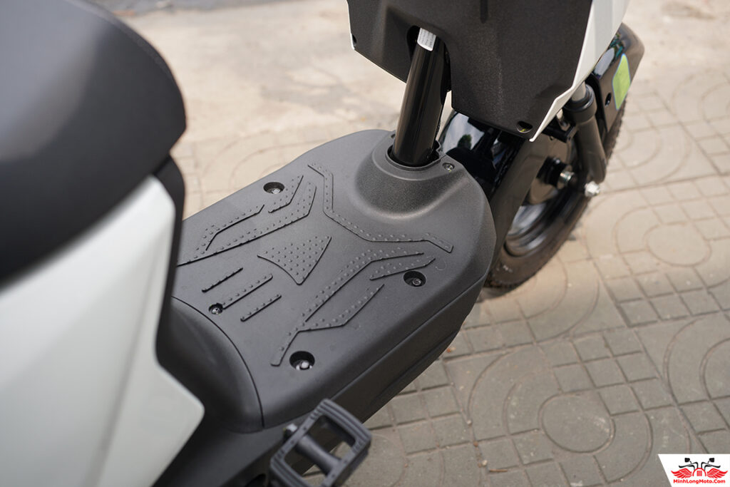 Sàn để chân VinFast Amio